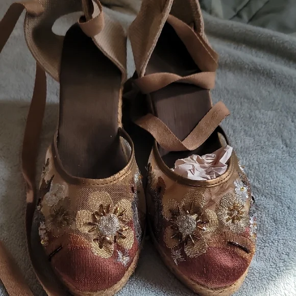 Embroidered Floral Espadrille Wedges Worn Once. - Picture 1 of 3